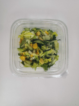С01 Салат из пекинской капусты с огурцом и кукурузой